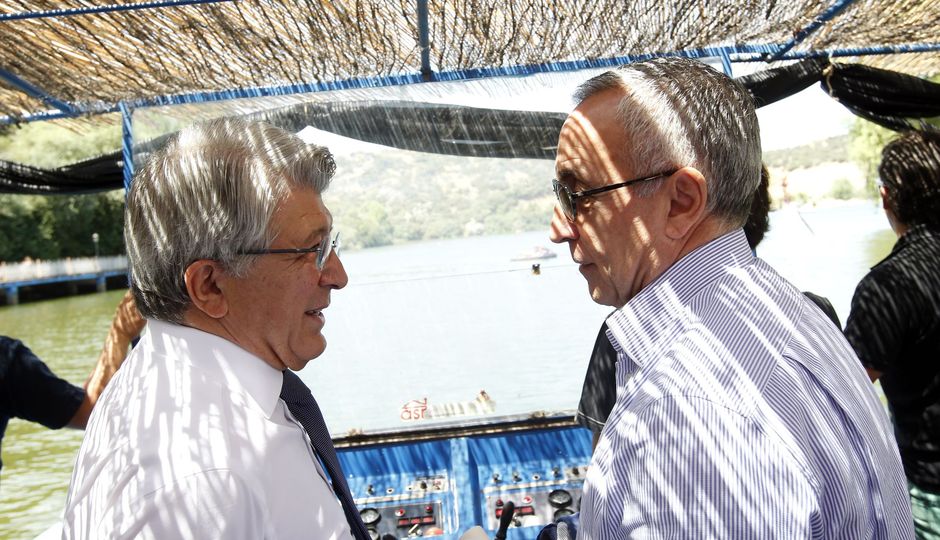 Enrique Cerezo y Alejandro Blanco charlan en el barco que les dio un paseo por el lago de la urbanización